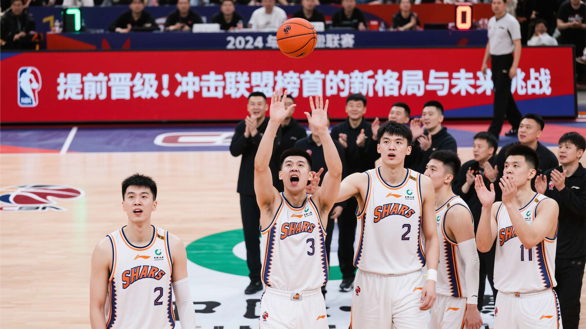 季前赛雷霆队2人受伤 NBA和CBA的巅峰对决总是令人血脉贲张,2024赛季又迎来一匹黑马——上海男篮